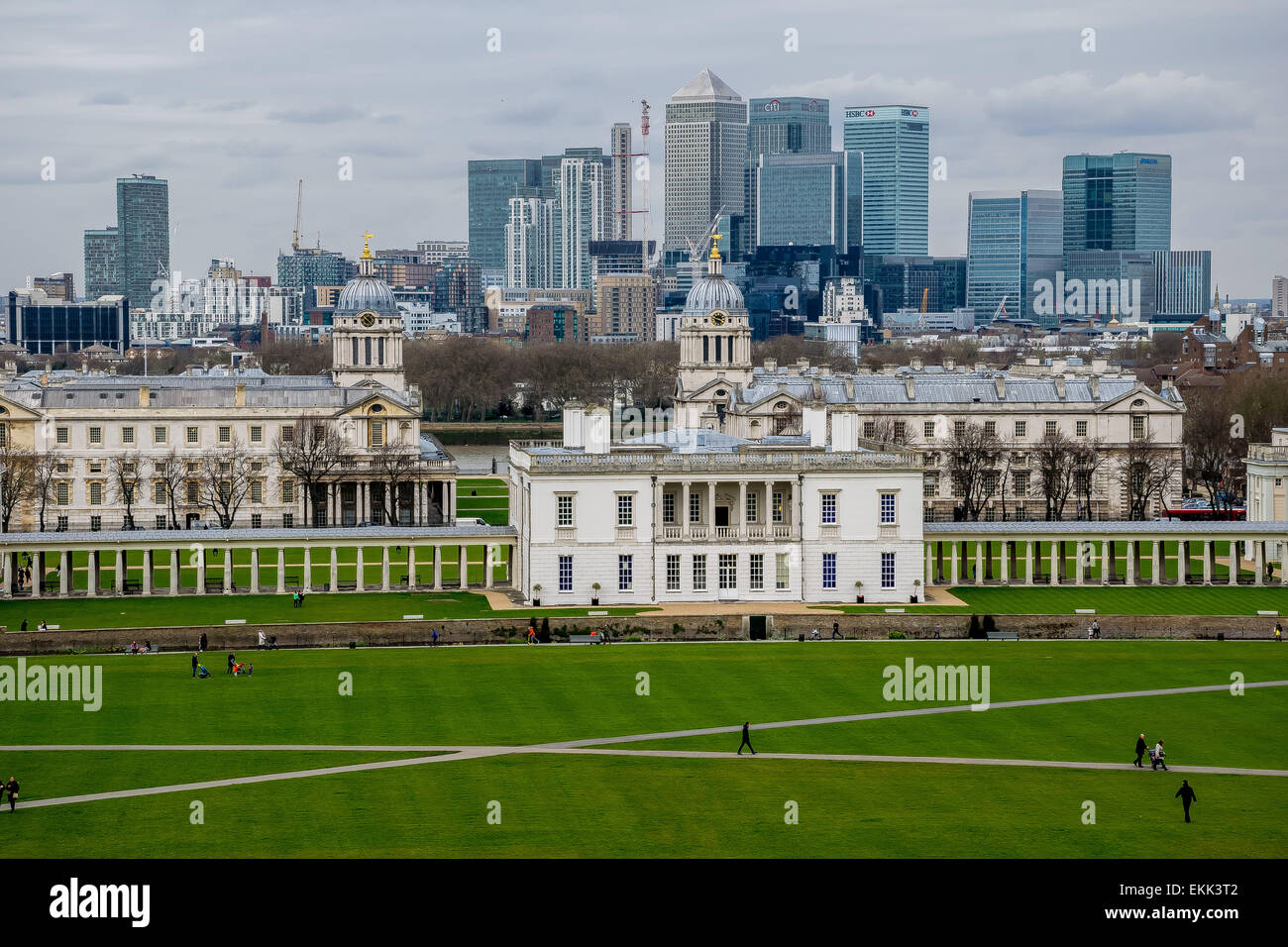 La vista desde el observatorio de Greenwich hacia el antiguo Colegio Naval situada en frente de la moderna Canary Wharf Foto de stock