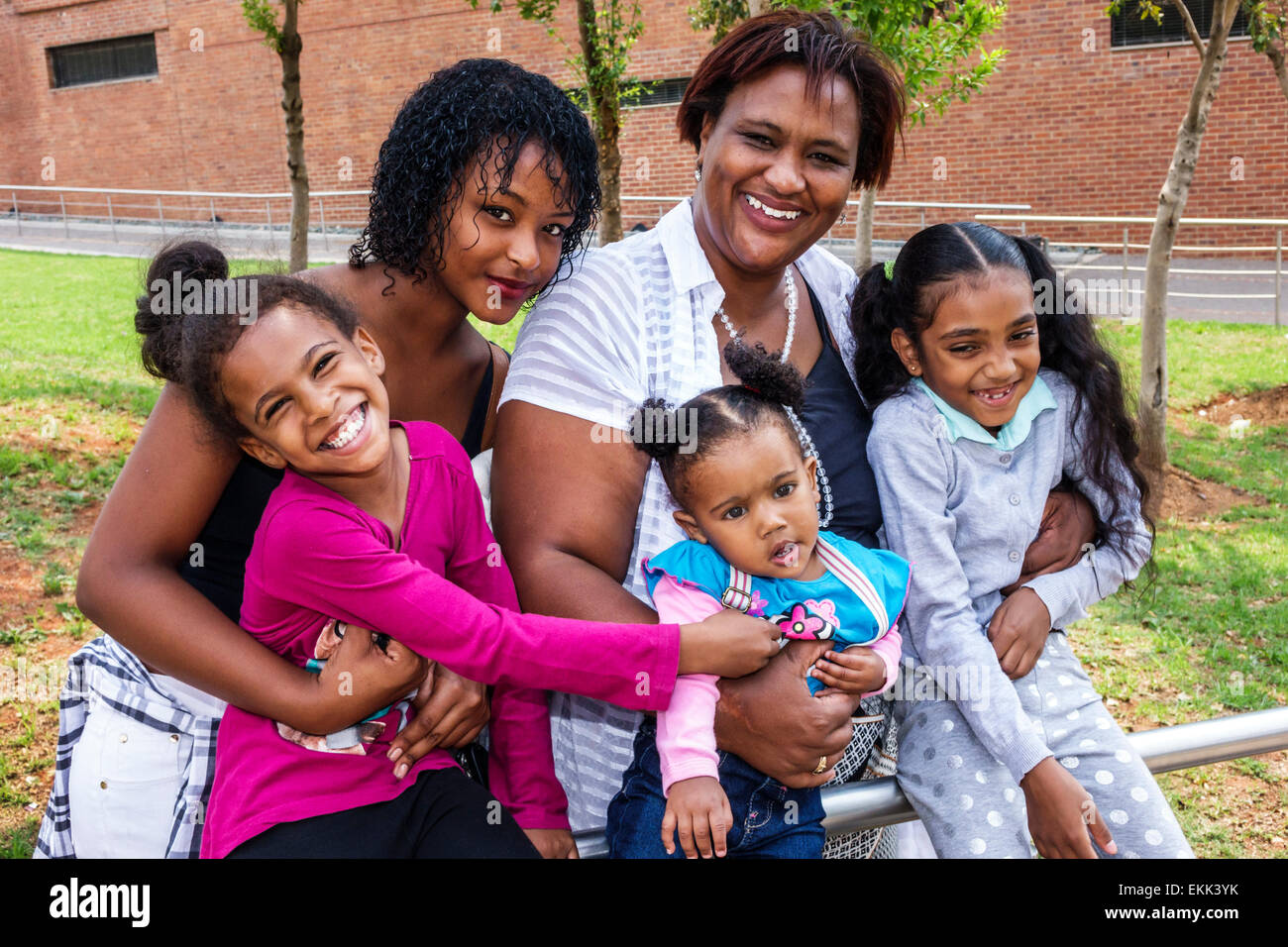 Johannesburgo Sudáfrica, África Soweto, Orlando West, negros africanos africanos minoría étnica, adultos mujeres mujeres mujer mujer dama, madre mamá, gr Foto de stock