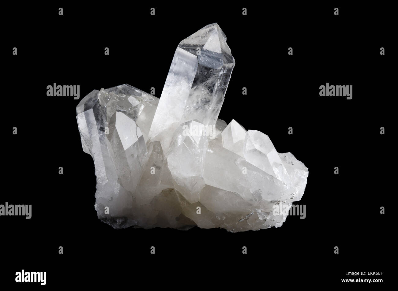 Cristal de cuarzo cluster horizontal sobre fondo negro, mineral también una piedra semi-preciosa. Sílice, dióxido de silicio, SiO2. Foto de stock