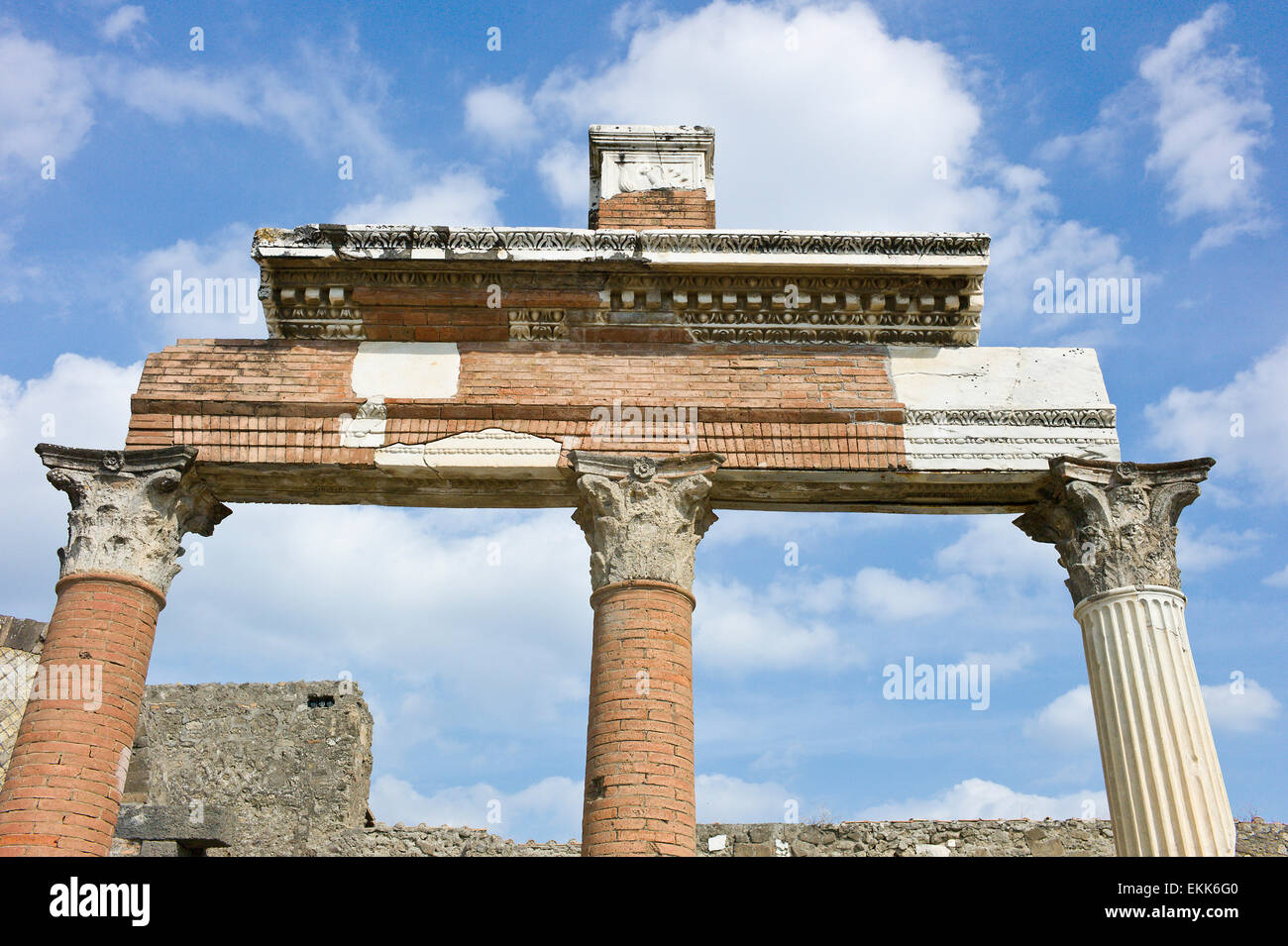 La zona del nordeste del foro fuera el Macellum mostrando columnas y pórtico, Pompeya, Italia Foto de stock