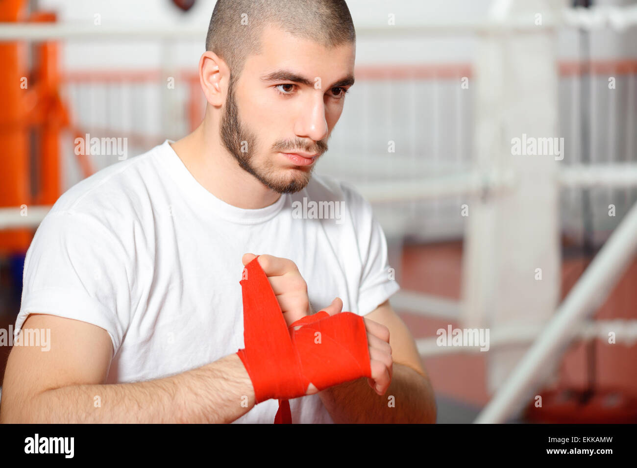 Deportista enlaza vendaje boxeo Fotografía de stock - Alamy