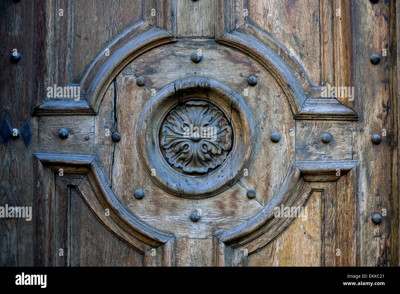 Puerta de madera ornamentada vieja Foto de stock