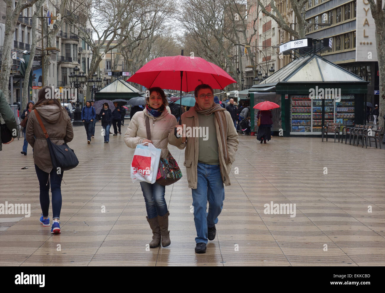 Las personas con paraguas en día lluvioso en Barcelona Fotografía de stock  - Alamy