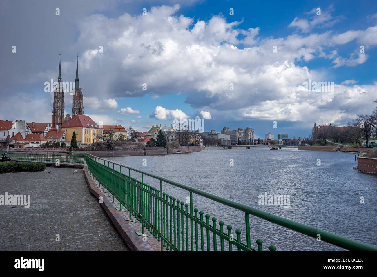 Ostrow Tumski Wroclaw y Oder en un soleado día de primavera Foto de stock