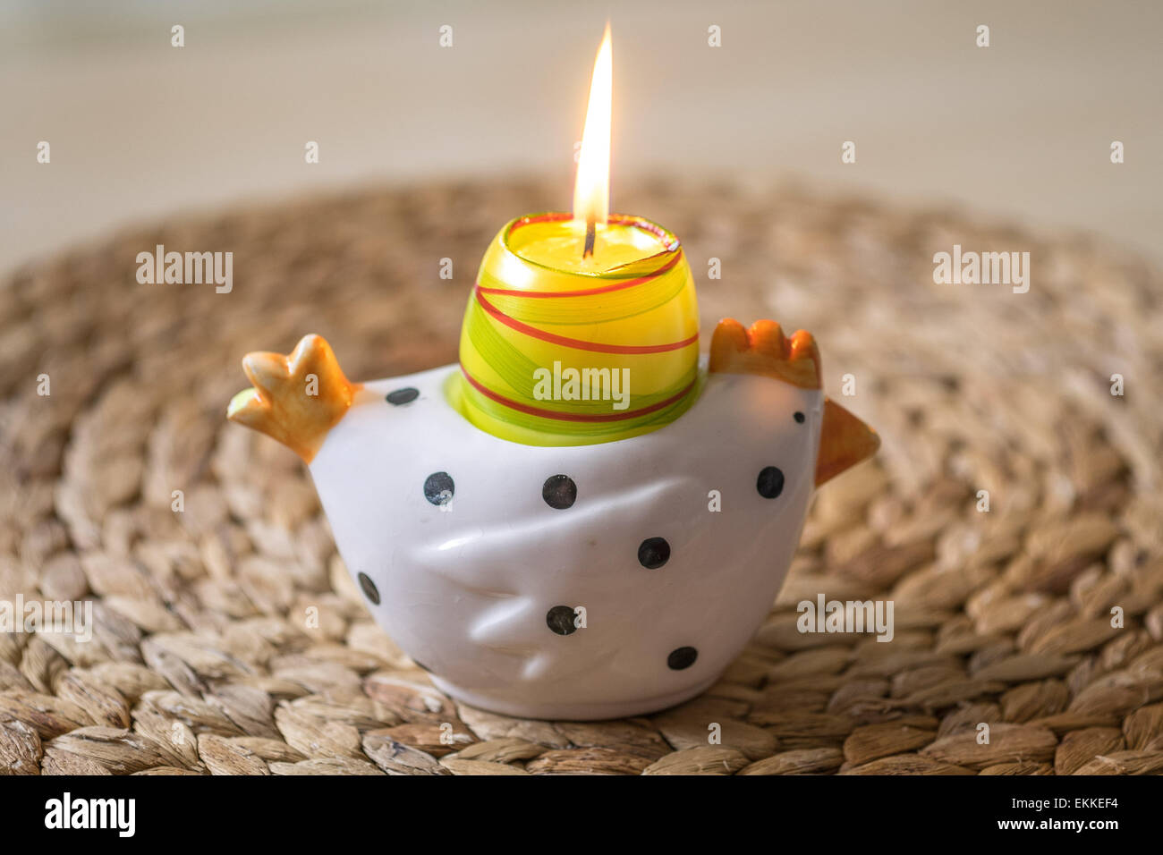 Candelabro de Pascua en forma de pollo con velas encendidas Foto de stock