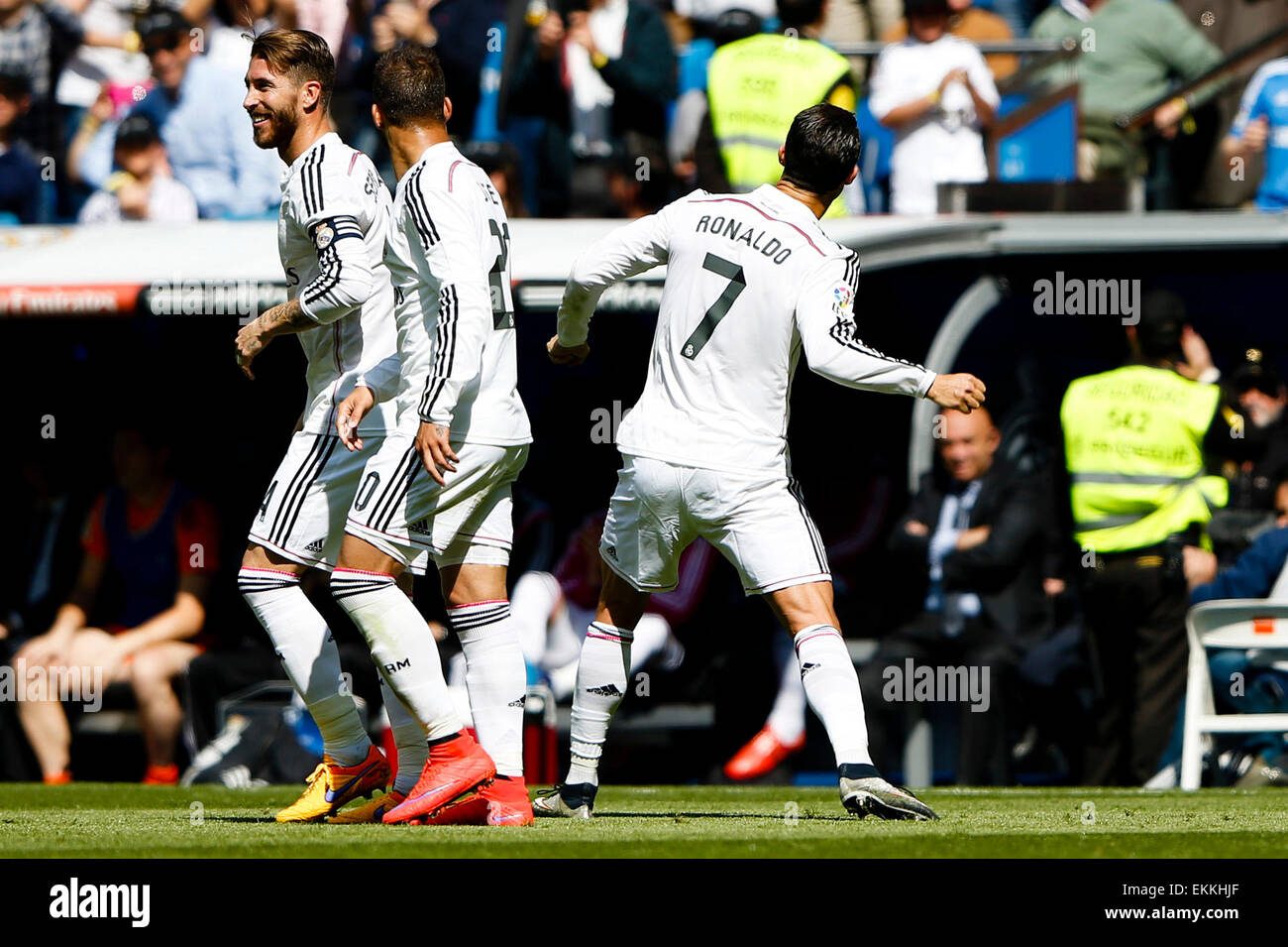 Madrid, España. 11 abr, 2015. La Liga liga de fútbol. Real Madrid vs. SD Eibar. 7 Cristiano Ronaldo dos Santos por delante del Real Madrid celebra el gol por 1-0 tras marcar su equipo&#xb4;s objetivo en el estadio del Santiago Bernabeu. Crédito: Además de los deportes de acción/Alamy Live News Foto de stock