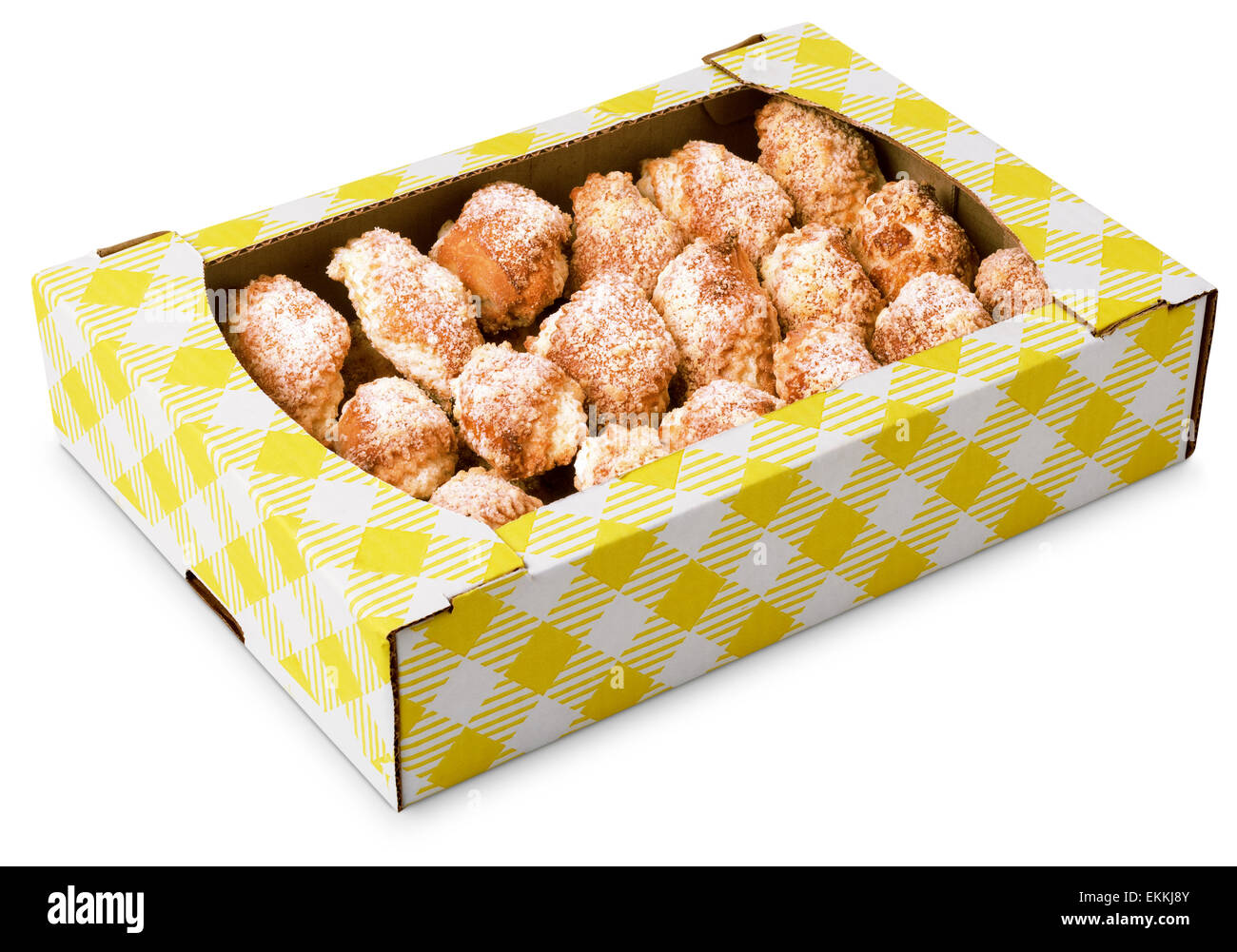 Montón de galletas en una caja de cartón aislado sobre fondo blanco. Foto de stock