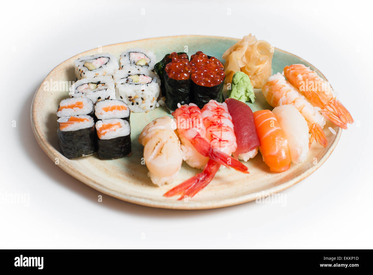 Plato de sushi mixto sobre fondo blanco. Foto de stock