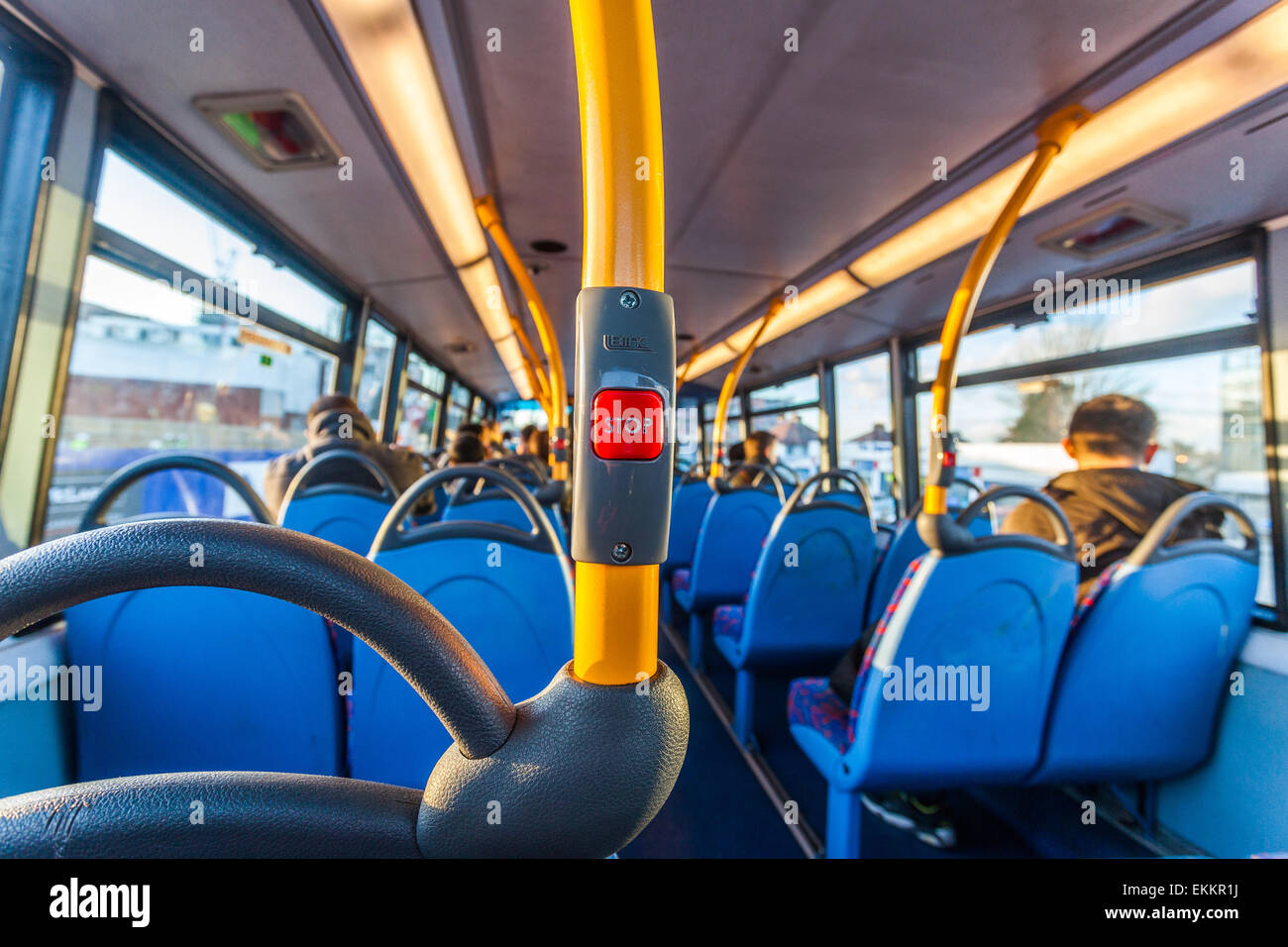 Timbre en el piso superior de un autobús de dos pisos, Londres, Inglaterra, Reino Unido. Foto de stock