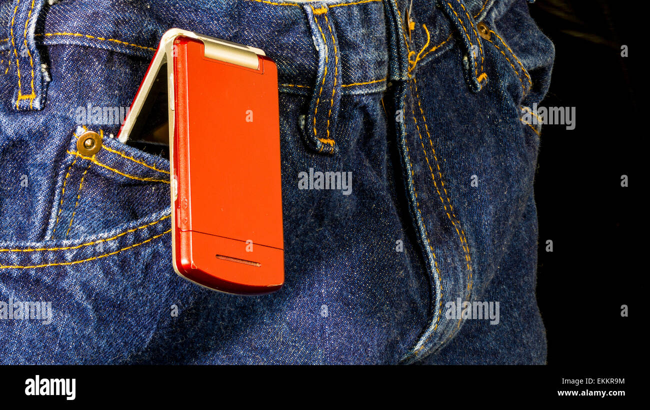 Primer plano de teléfono celular en el bolsillo de los pantalones mostrando  pantalla con saldo de dinero cero. Concepto de estar económicamente roto.  Dinero virtual en tu bolsillo Fotografía de stock 