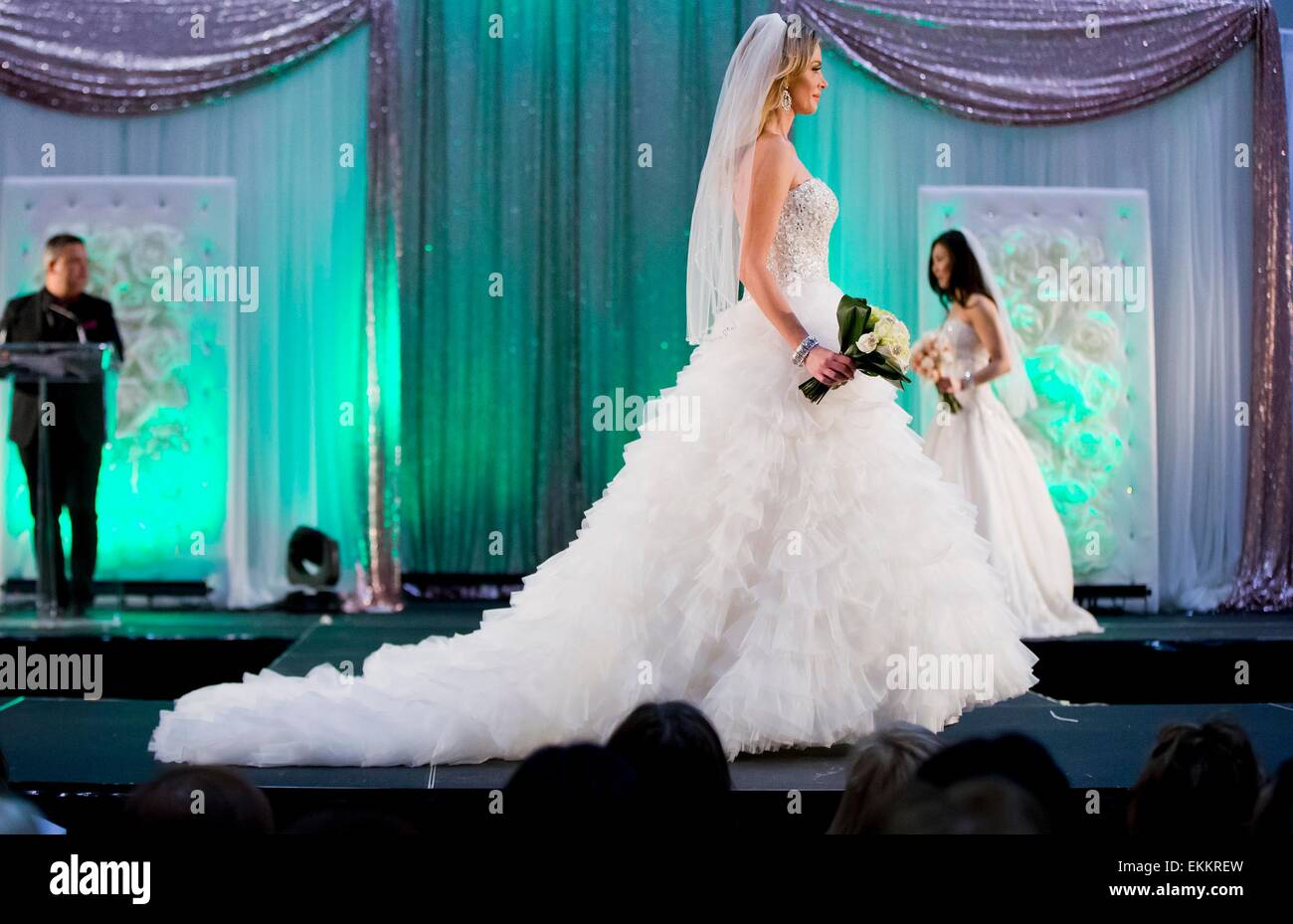 Toronto, Canadá. 11 abr, 2015. Modelos presentan vestidos de boda durante  el Fashion Show del 2015 Toronto's Bridal Show en el Exhibition Place en  Toronto, Canadá, 11 de abril de 2015. Crédito: