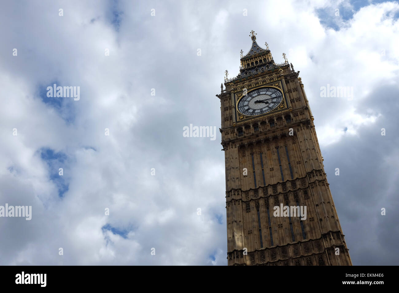 El Big Ben de Londres England Reino Unido contra un nublado cielo azul Foto de stock