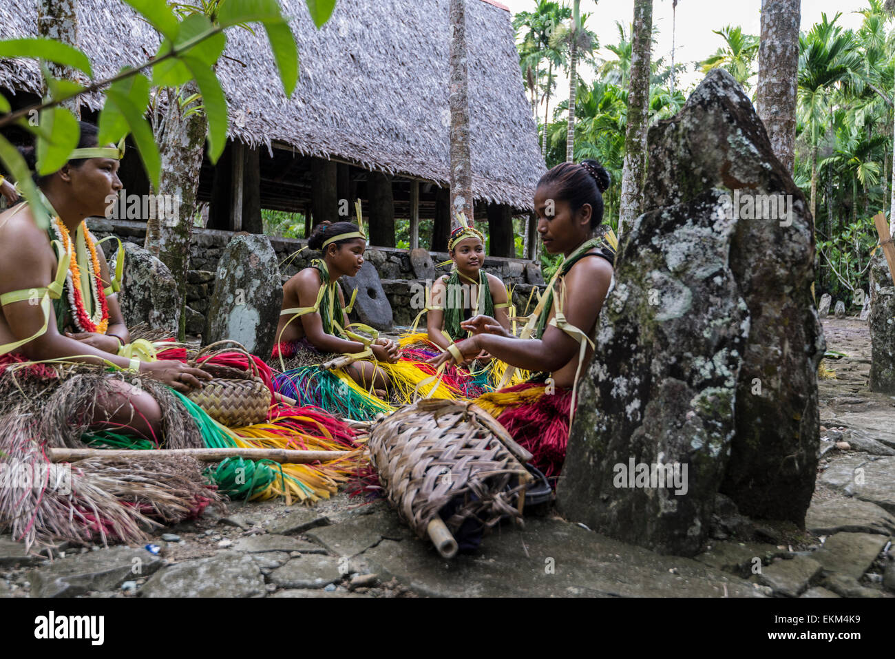 Mujer tejiendo cestas con hojas de coco Foto de stock