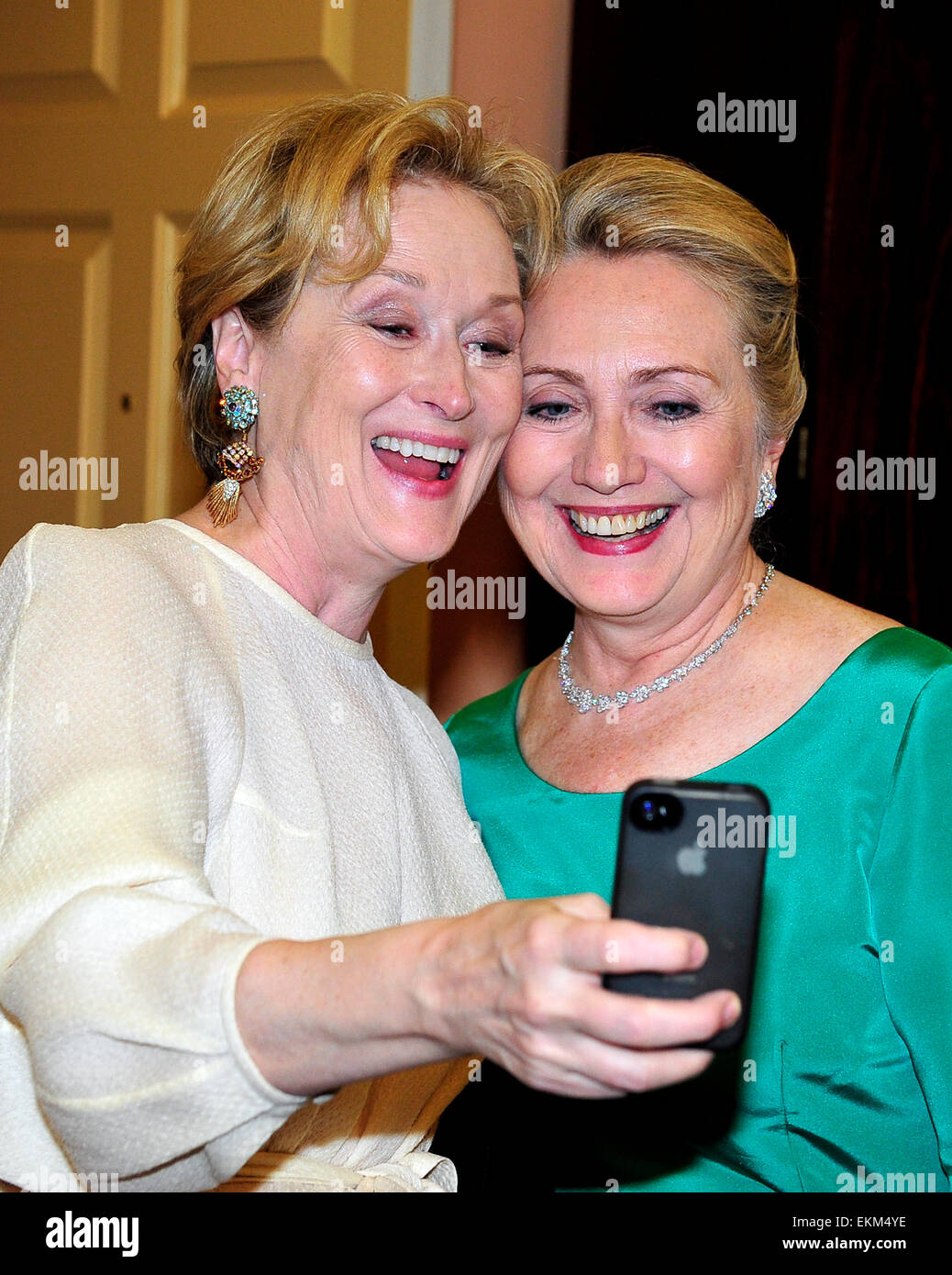 Meryl Streep toma una foto de ella con la Secretaria de Estado norteamericana, Hillary Rodham Clinton, tras una cena en honor a los siete de 2012 destinatarios del Centro Kennedy en el Departamento de Estado de Estados Unidos en Washington, DC, el sábado, 1 de diciembre de 2012. Los galardonados de 2012 son Buddy Guy, el actor Dustin Hoffman, tarde-noche el anfitrión David Letterman, bailarina Natalia Makarova, y la banda de rock británica Led Zeppelin (Robert Plant, Jimmy Page y John Paul Jones).Crédito: Ron Sachs/CNP/Picture Alliance Foto de stock