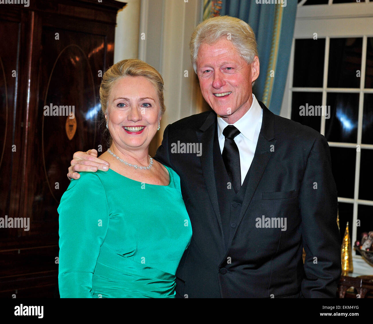 El ex-presidente de Estados Unidos Bill Clinton y la Secretaria de Estado Hillary Rodham Clinton posar para una foto mientras esperan los siete beneficiarios del 2012 Kennedy Center Honors para posar para una foto tras una cena organizada por la Secretaria de Estado Clinton en el Departamento de Estado de Estados Unidos en Washington, DC, el sábado, 1 de diciembre de 2012. Los galardonados de 2012 son Buddy Guy, el actor Dustin Hoffman, tarde-noche el anfitrión David Letterman, bailarina Natalia Makarova, y la banda de rock británica Led Zeppelin (Robert Plant, Jimmy Page y John Paul Jones).Crédito: Ron Sachs/CNP/Picture Alliance Foto de stock