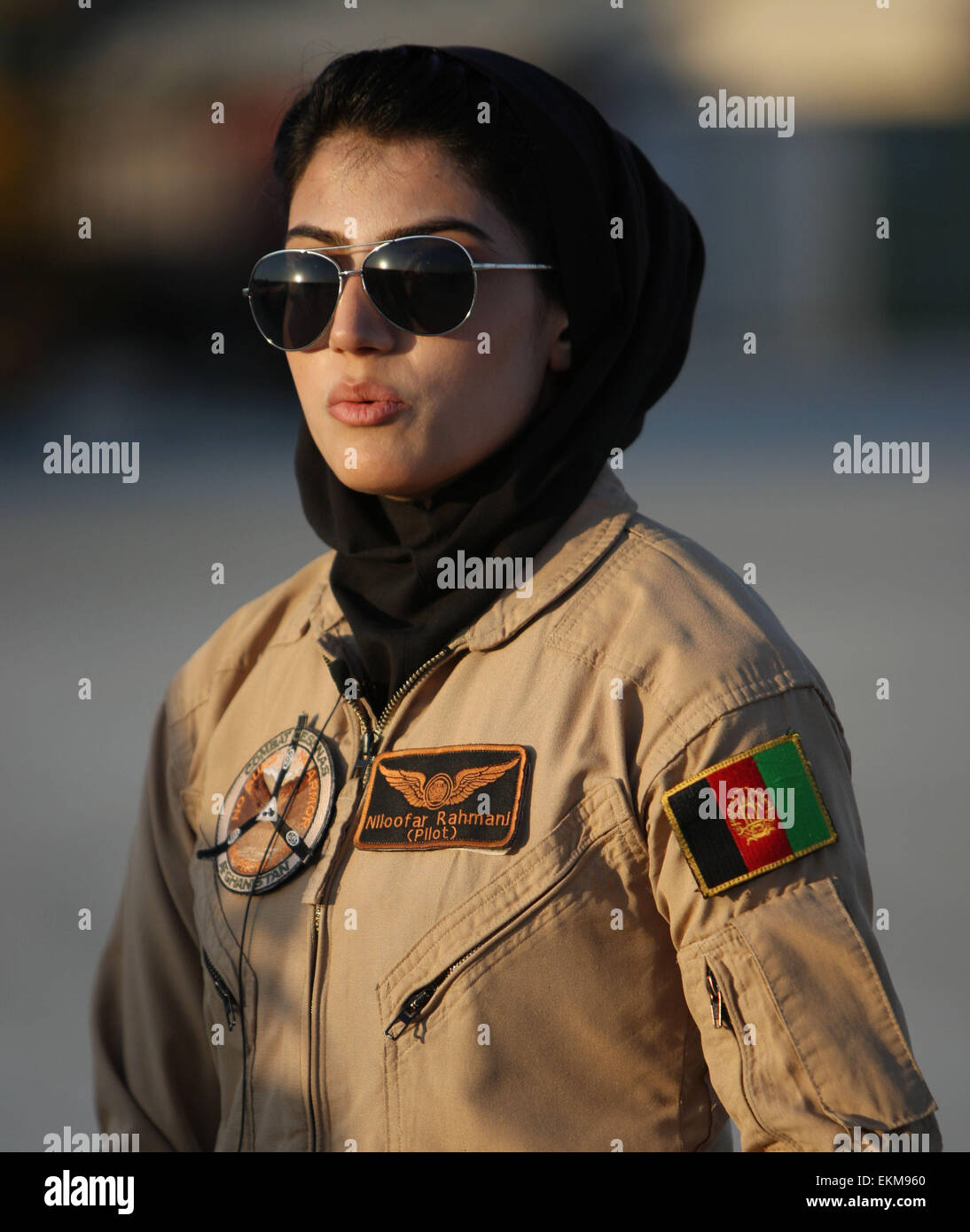 Kabul, Afganistán. 12 abr, 2015. Niloofar Rahmani es visto en el aeropuerto militar de Kabul, Afganistán, 12 de abril de 2015. Rahmani, nacido en 1992, es la primera mujer afgana de ala fija aviador de la Fuerza Aérea. Crédito: Ahmad Massoud/Xinhua/Alamy Live News Foto de stock