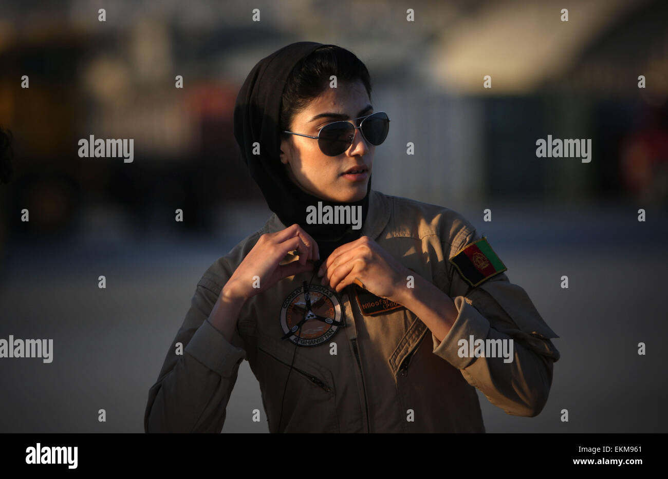 Kabul, Afganistán. 12 abr, 2015. Niloofar Rahmani es visto en el aeropuerto militar de Kabul, Afganistán, 12 de abril de 2015. Rahmani, nacido en 1992, es la primera mujer afgana de ala fija aviador de la Fuerza Aérea. Crédito: Ahmad Massoud/Xinhua/Alamy Live News Foto de stock