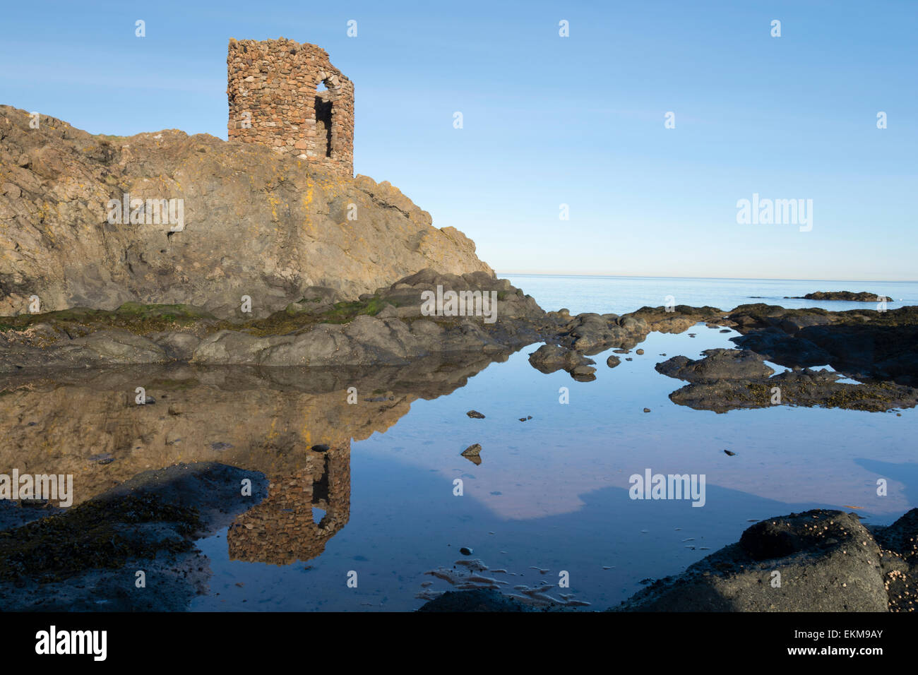 Lady's Tower reflejada en una piscina natural, Elie, Fife, Escocia, Reino Unido Foto de stock