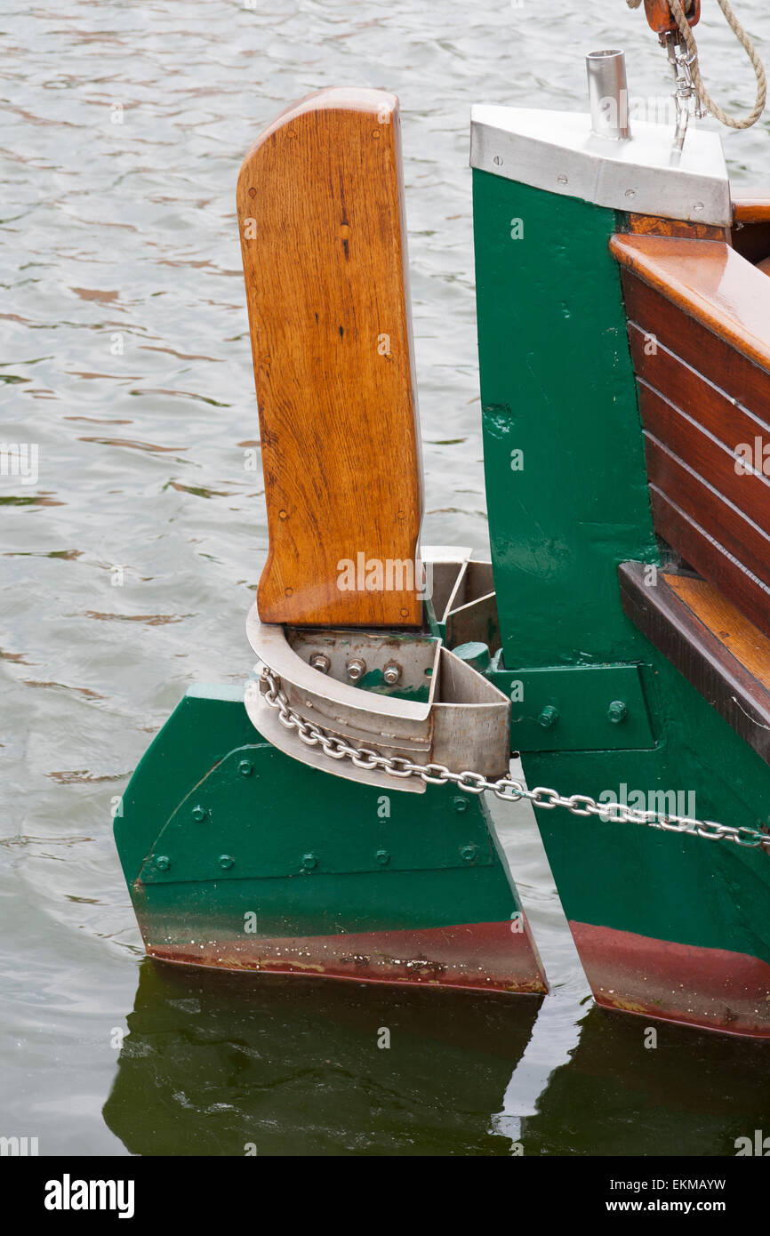 Cerrar viejos timón en un barco de río en Büsum, Alemania Foto de stock