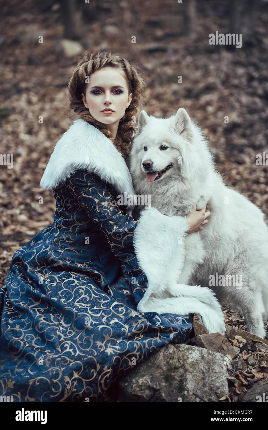 La mujer en invierno caminar con un perro Foto de stock