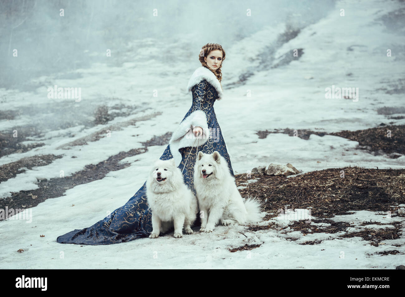 La mujer en invierno caminar con un perro Foto de stock