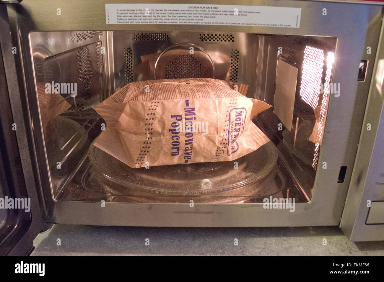 Bolsa de Palomitas de maíz para microondas dentro de un microondas  Fotografía de stock - Alamy