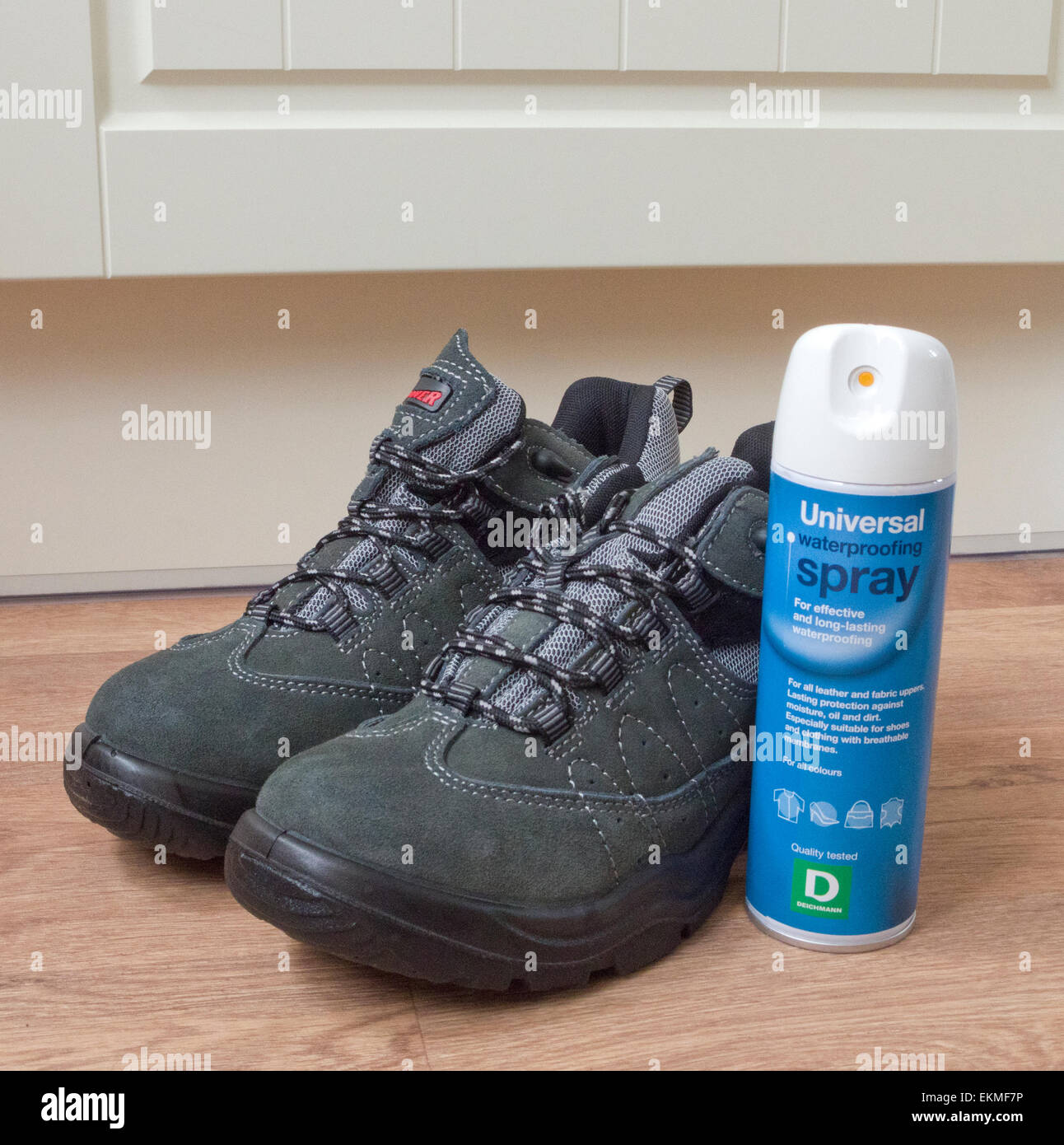 Botas de senderismo con una lata de Spray impermeabilizante, REINO UNIDO  Fotografía de stock - Alamy