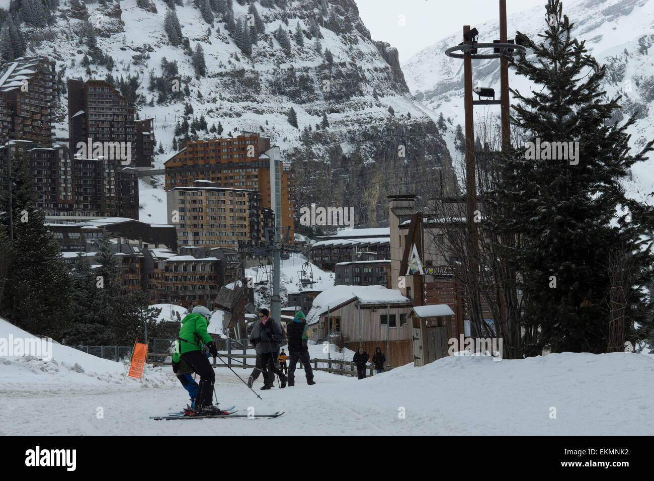 Tourist esquiar abajo nieve ski resort ruta bóveda Fotografía de stock