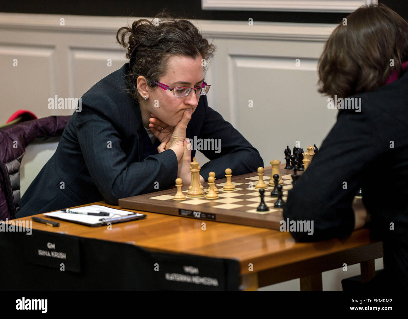 Louis, Missouri, EE.UU.. 12 abr, 2015. GM Irina Krush juega su último  partido en el campeonato de ajedrez de Estados Unidos de 2015. Organizado  por el Club de Ajedrez y el Centro