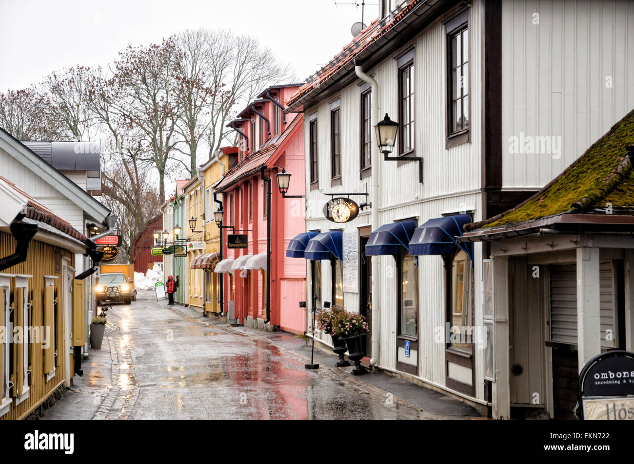 La calle principal de Sigtuna, una pequeña ciudad bonita cerca de Estocolmo, Suecia. Pintorescas casas de madera; tiendas suecas; típicas casas nórdicos escandinavos; Foto de stock