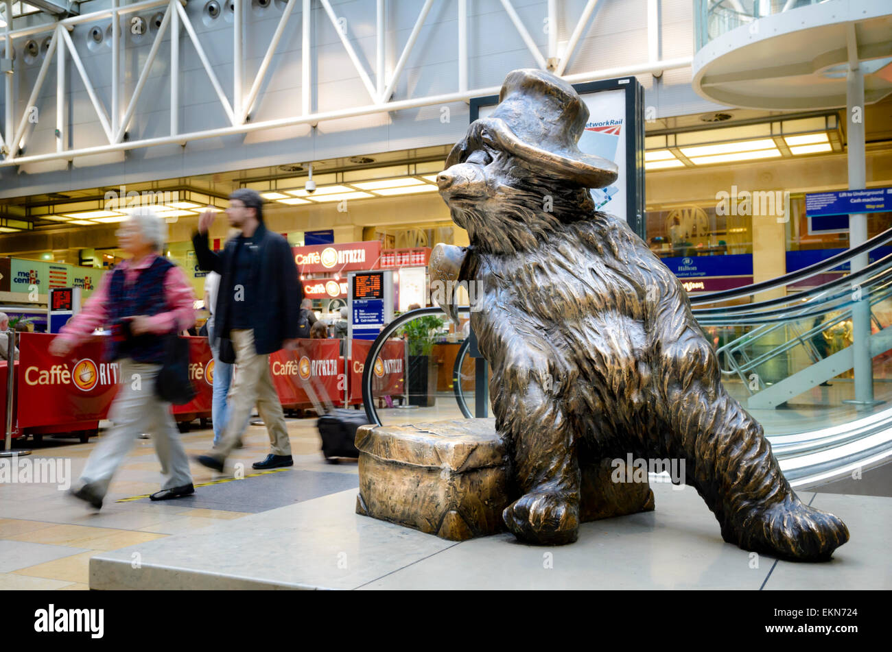 El Paddington bear estatua en la estación de Paddington, en Londres, Inglaterra. La explanada de la estación, la explanada; escultura en bronce; personaje de ficción, el arte público; Foto de stock