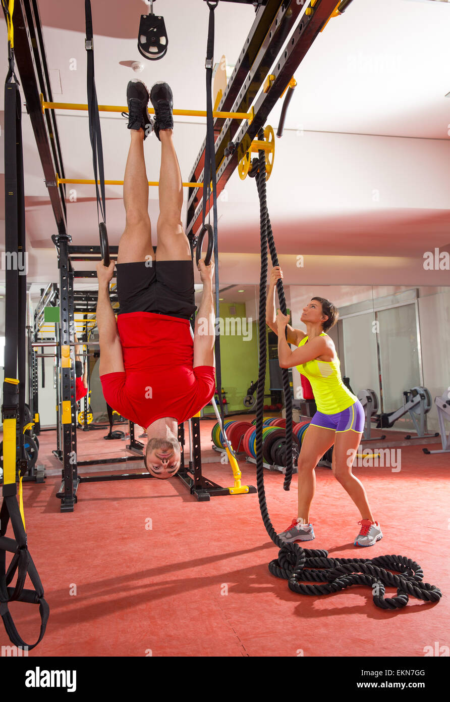 Anillo hombre dip fitness Crossfit workout boca abajo en el gimnasio  Fotografía de stock - Alamy