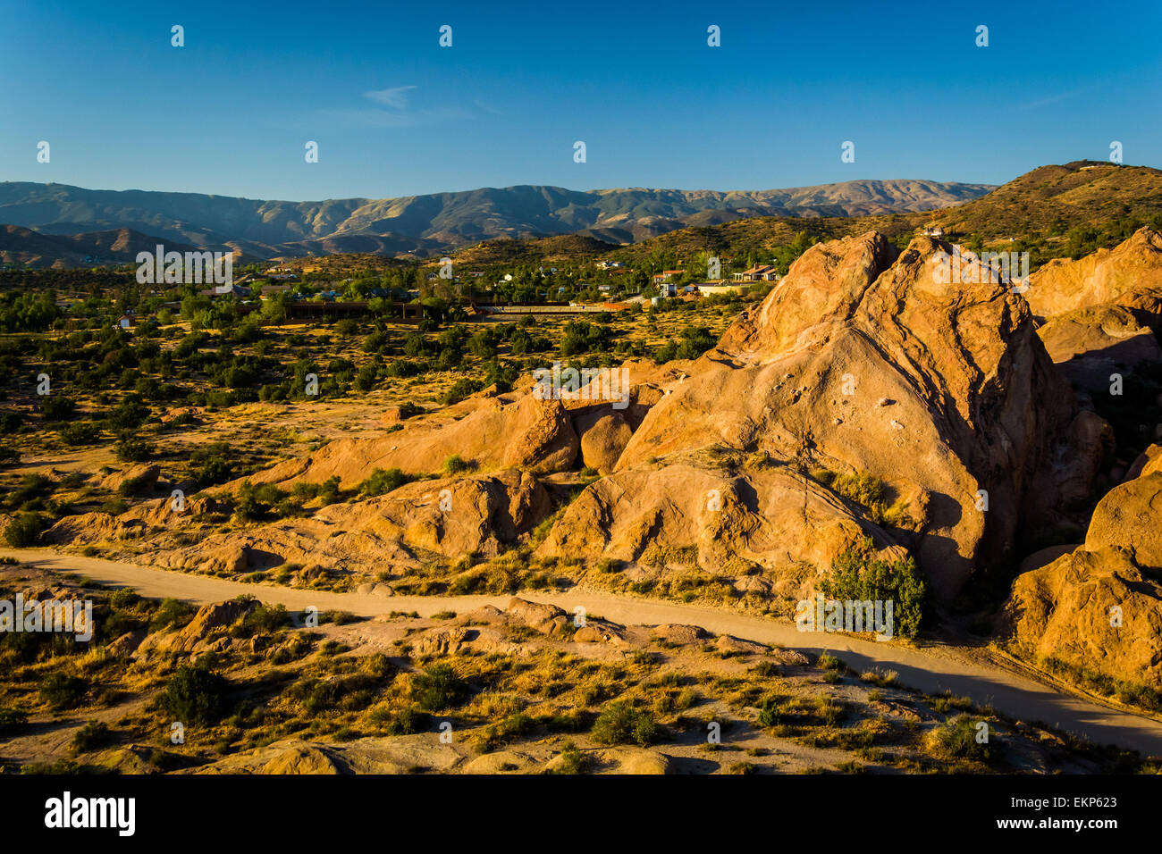 Las rocas y la vista de las montañas distantes en Vasquez Rocks County