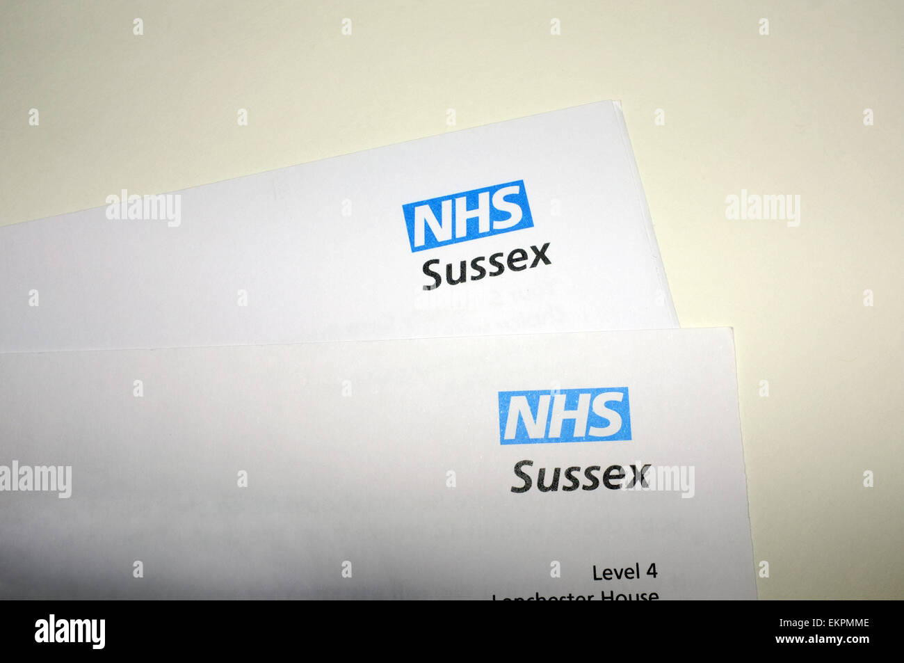 NHS (Servicio Nacional de Salud) Sussex encabezó el papeleo. Foto de stock