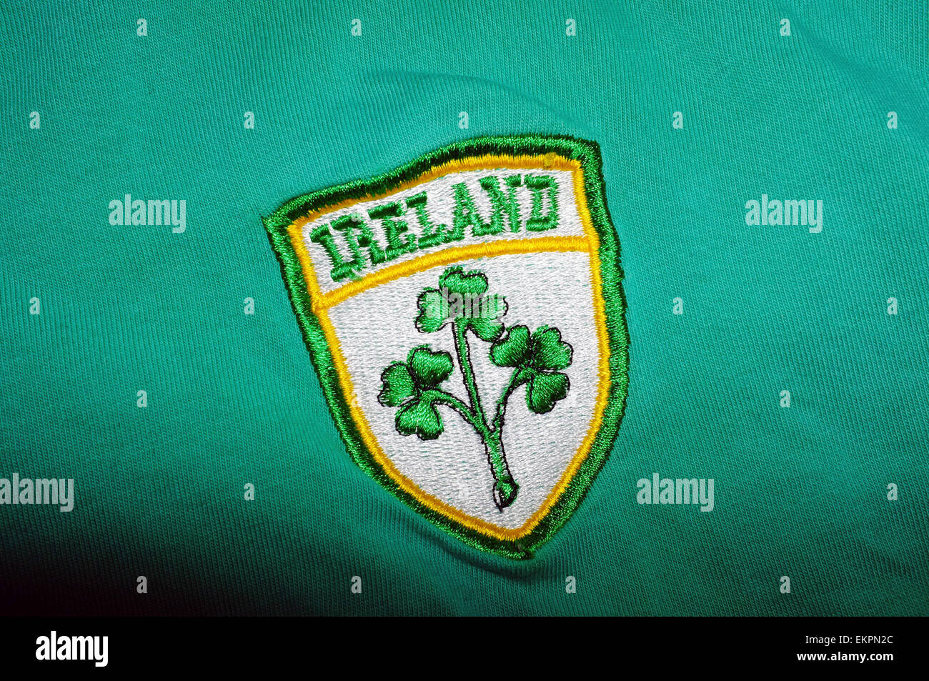 Un logotipo en un verde Irlanda rugby encima. Foto de stock