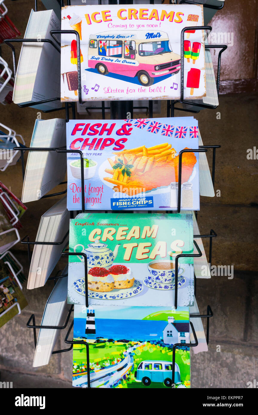 Tarjetas postales en venta en la costa del mar, Inglaterra, Reino Unido. Foto de stock