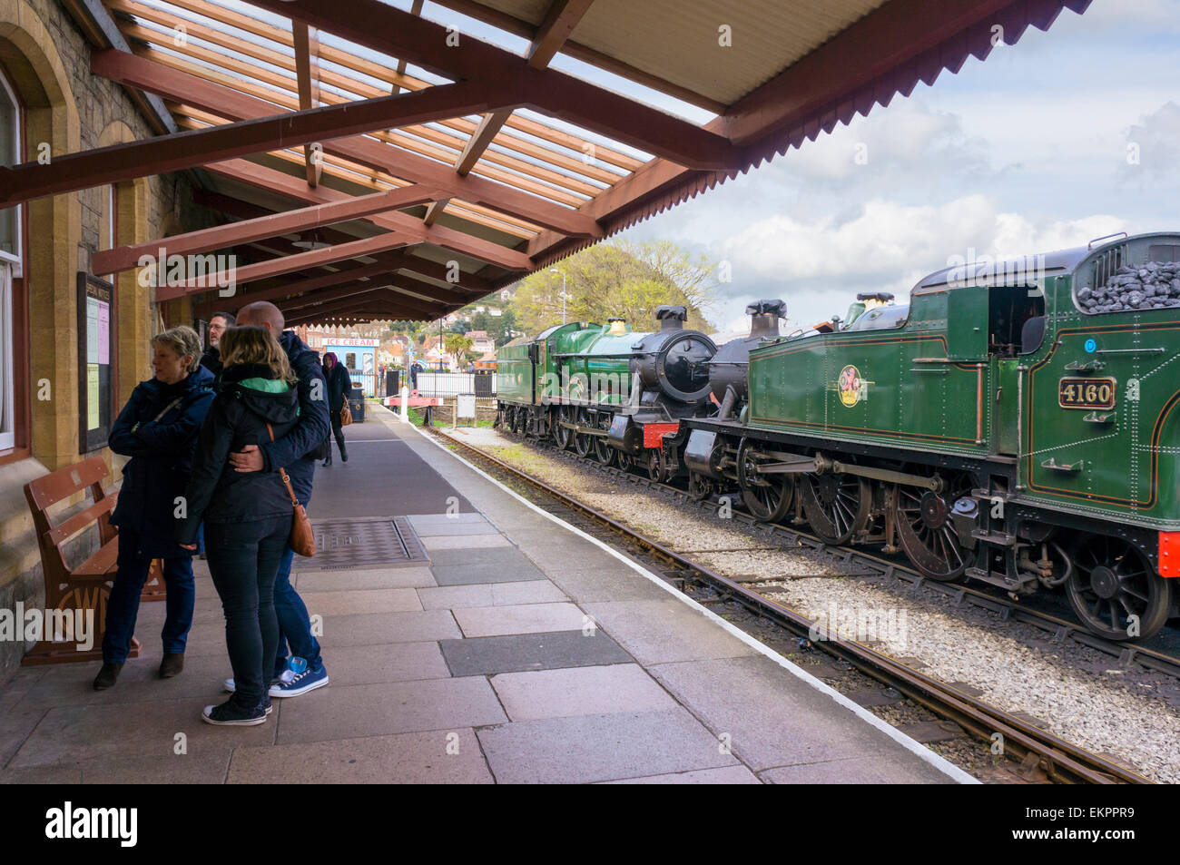 Los trenes a vapor y la plataforma en la estación de tren West Somerset, Minehead, REINO UNIDO Foto de stock