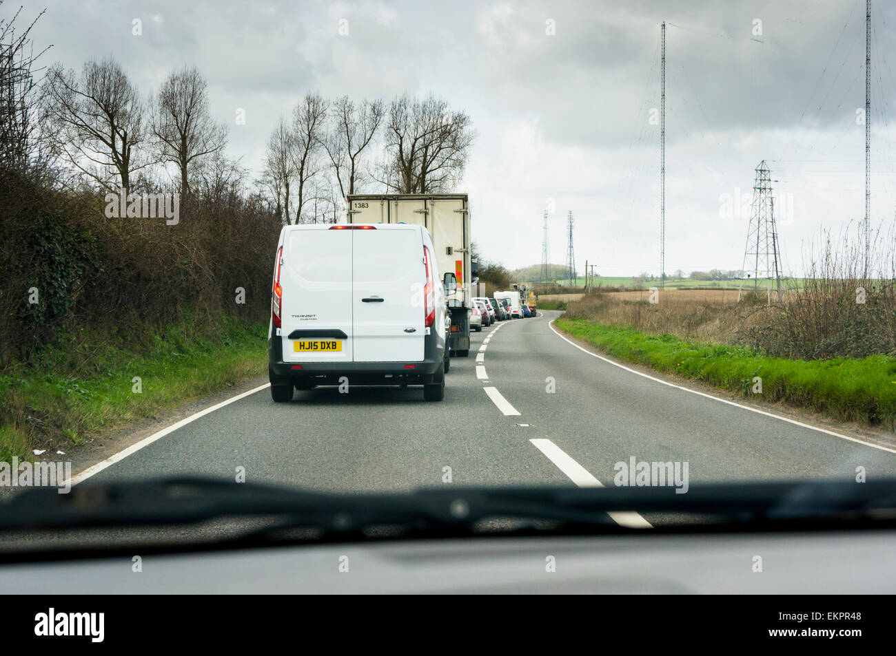 Atasco de tráfico en una carretera rural, Inglaterra, Reino Unido. Foto de stock
