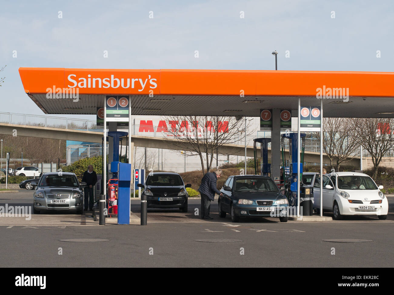 Supermercado Sainsbury's estación explanada o gasolinera Washington, al noreste de Inglaterra, Reino Unido. Foto de stock