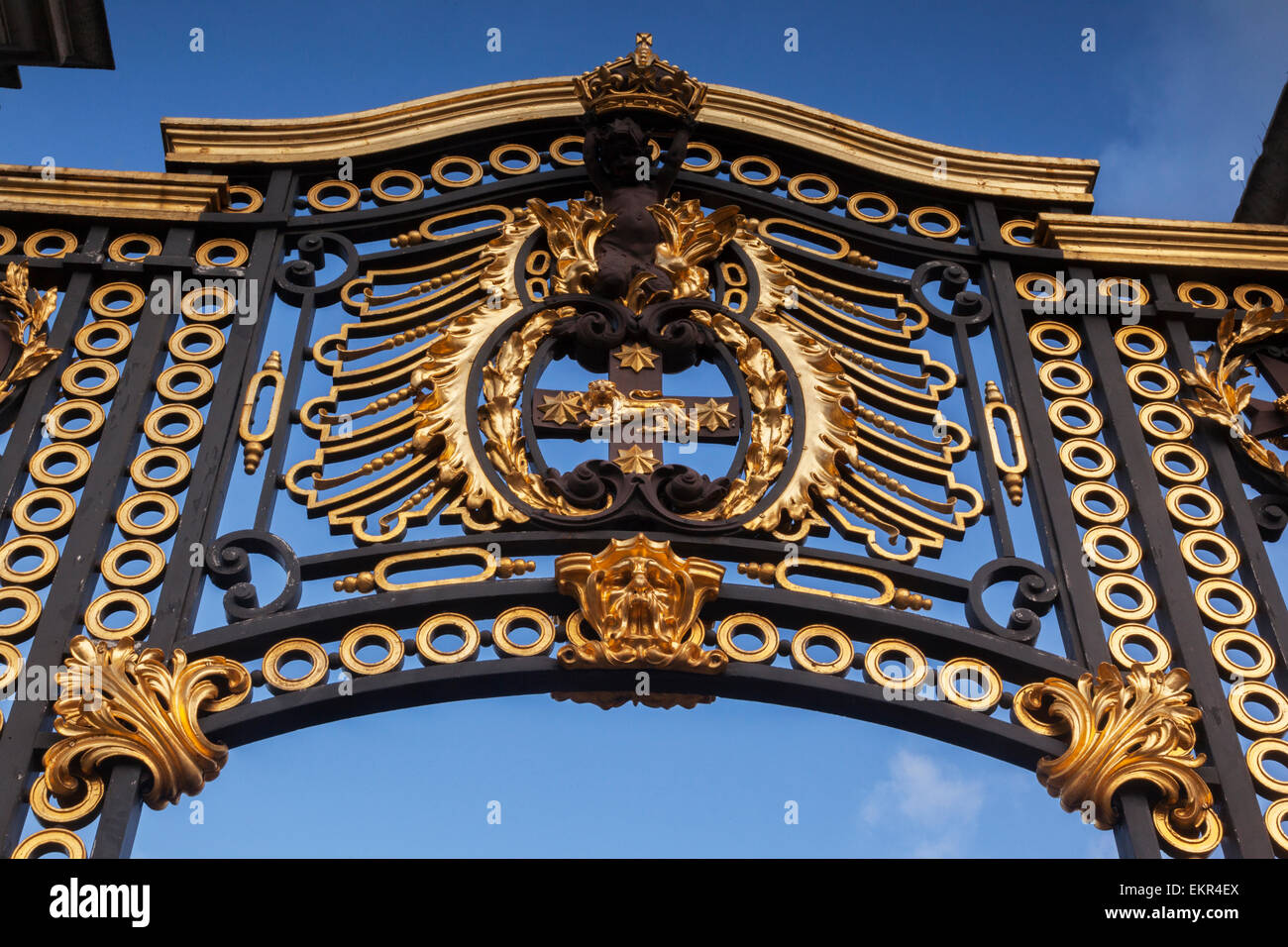 Detalle de una puerta de hierro fundido en el Palacio de Buckingham, Londres, Inglaterra. Foto de stock