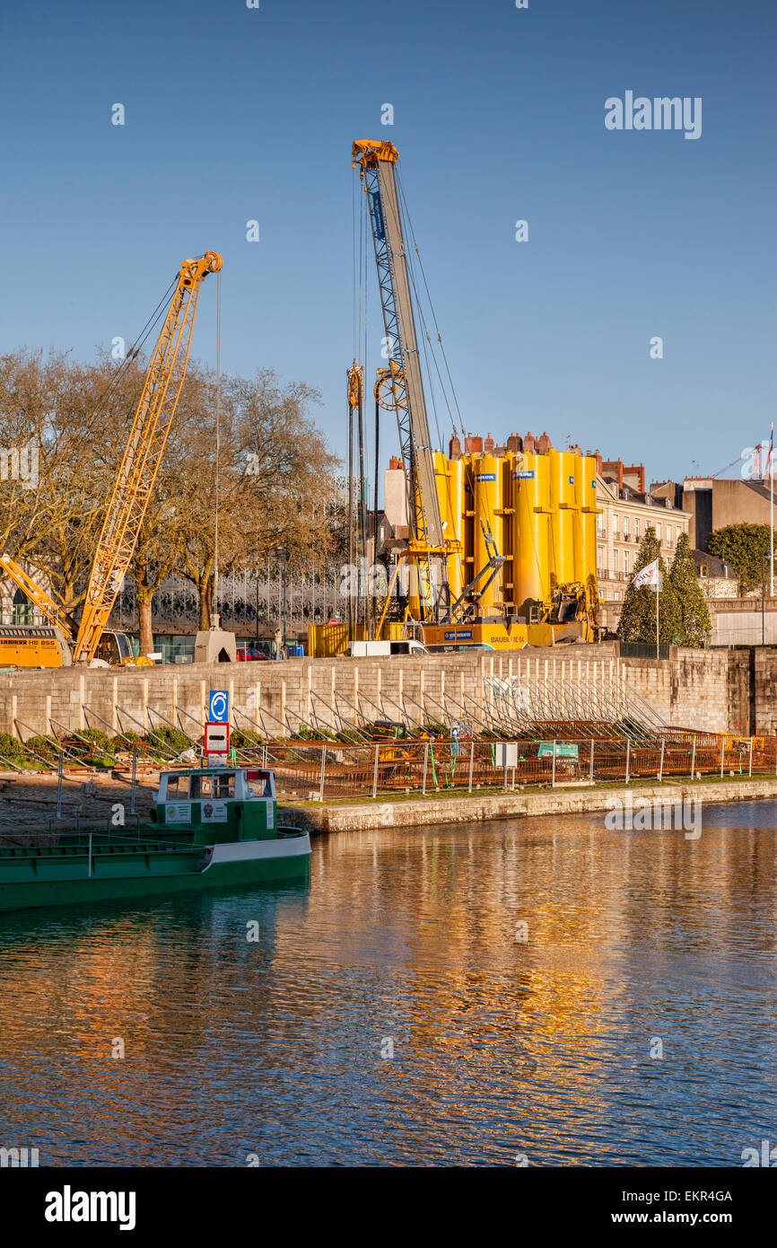 Silos de cemento móviles en un sitio de construcción en Nantes, Loire Atlantique, Francia. Foto de stock