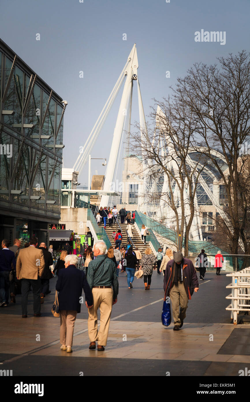 La gente caminando hacia el Golden Jubillee Bridge desde el Southbank de Londres Foto de stock