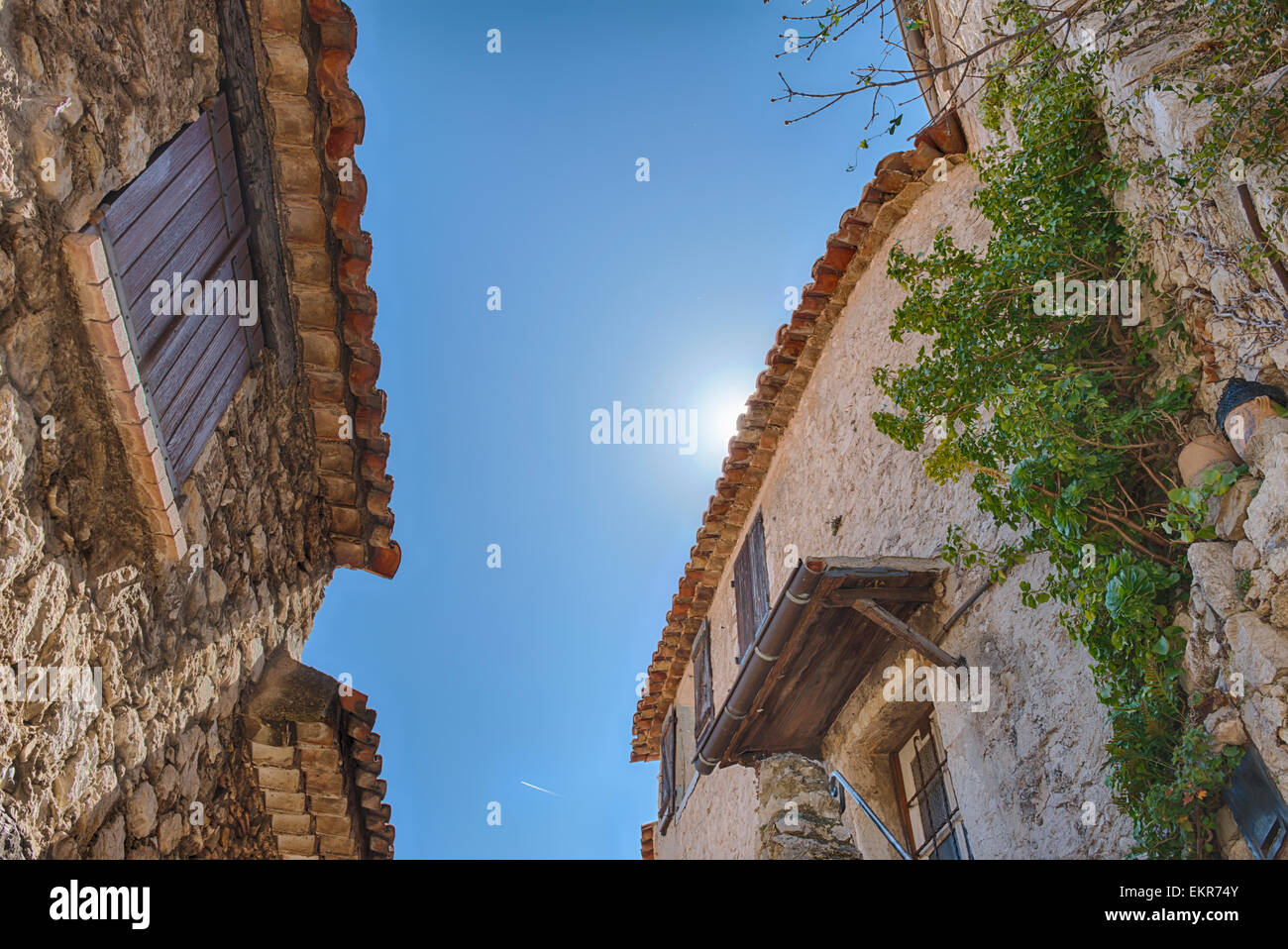 Edificios de piedra tradicional en una calle estrecha en el recinto amurallado medieval de Eze Village Foto de stock