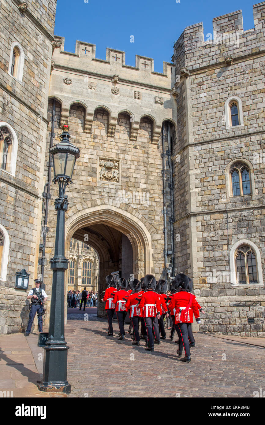 El cambio de guardia en el Castillo de Windsor, Windsor, Inglaterra Foto de stock