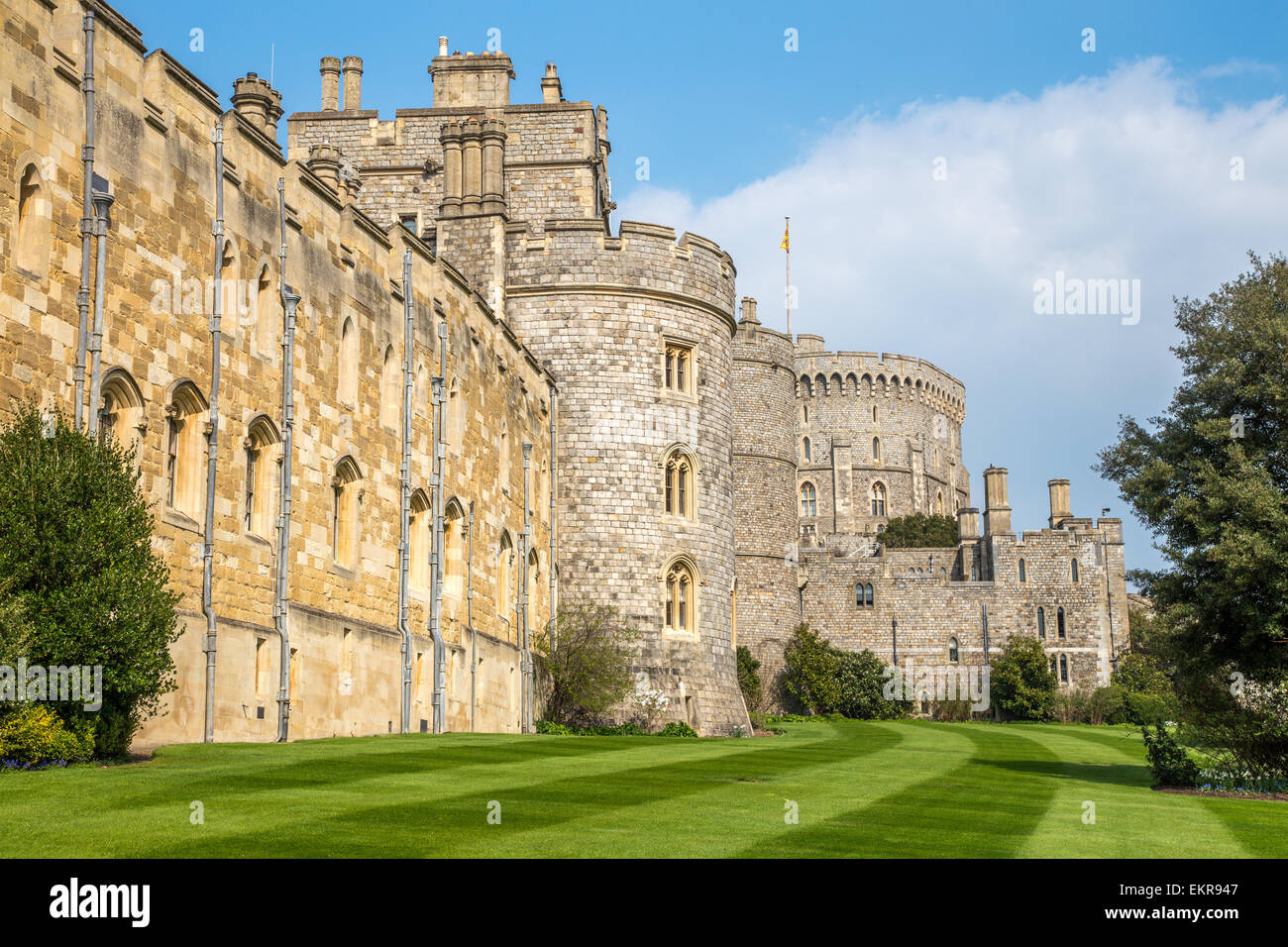 Las paredes exteriores del Castillo de Windsor y la torre redonda, Windsor, Inglaterra Foto de stock