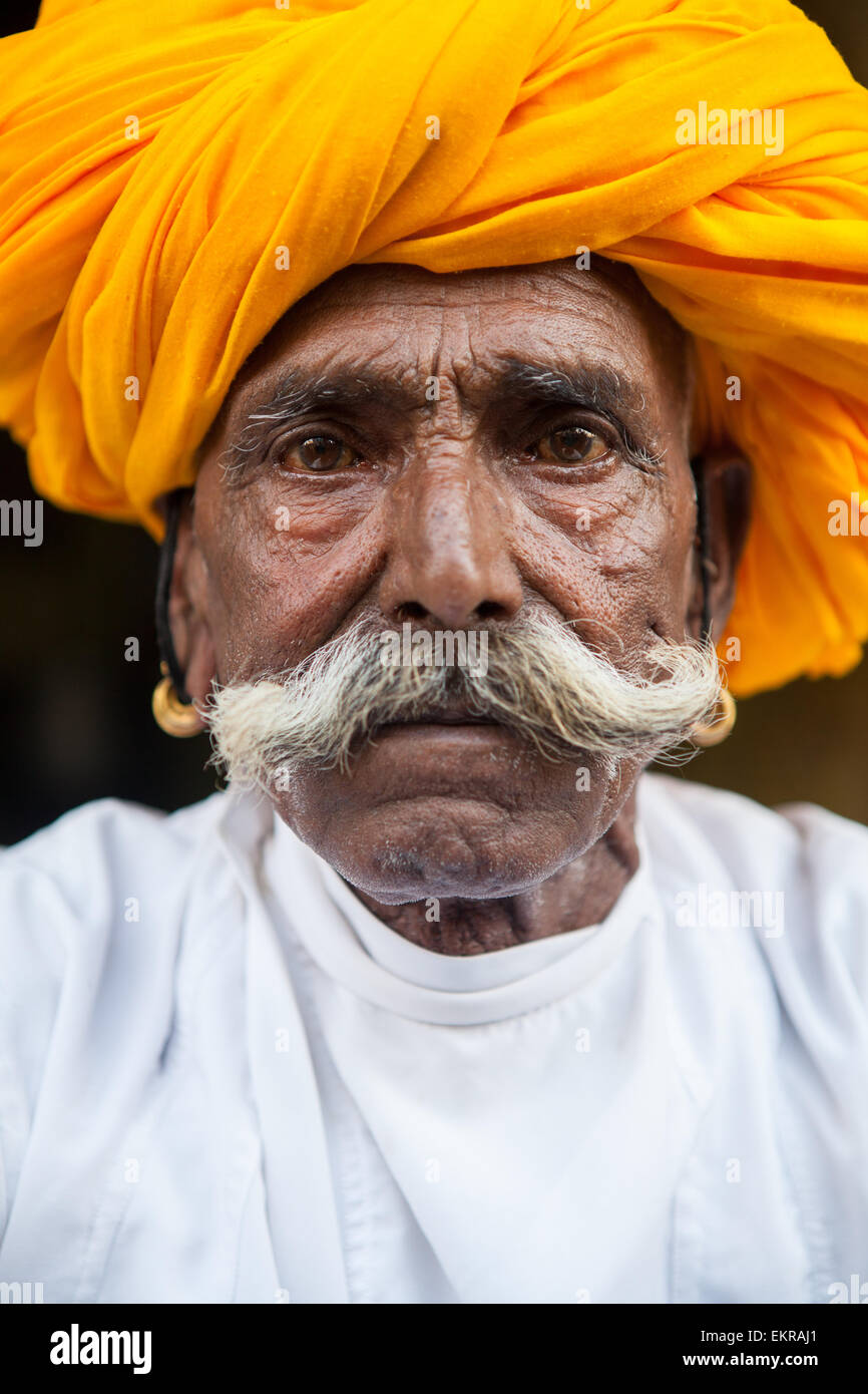 Retrato de un hombre de Rajasthani con un bigote y turbante Foto de stock
