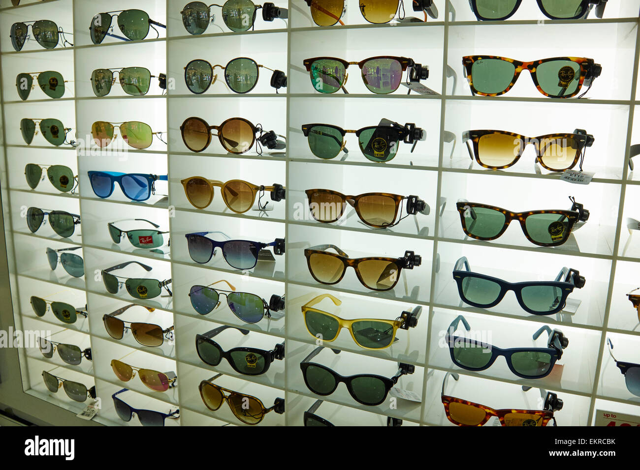 Tienda de gafas de sol fotografías e imágenes de alta - Alamy