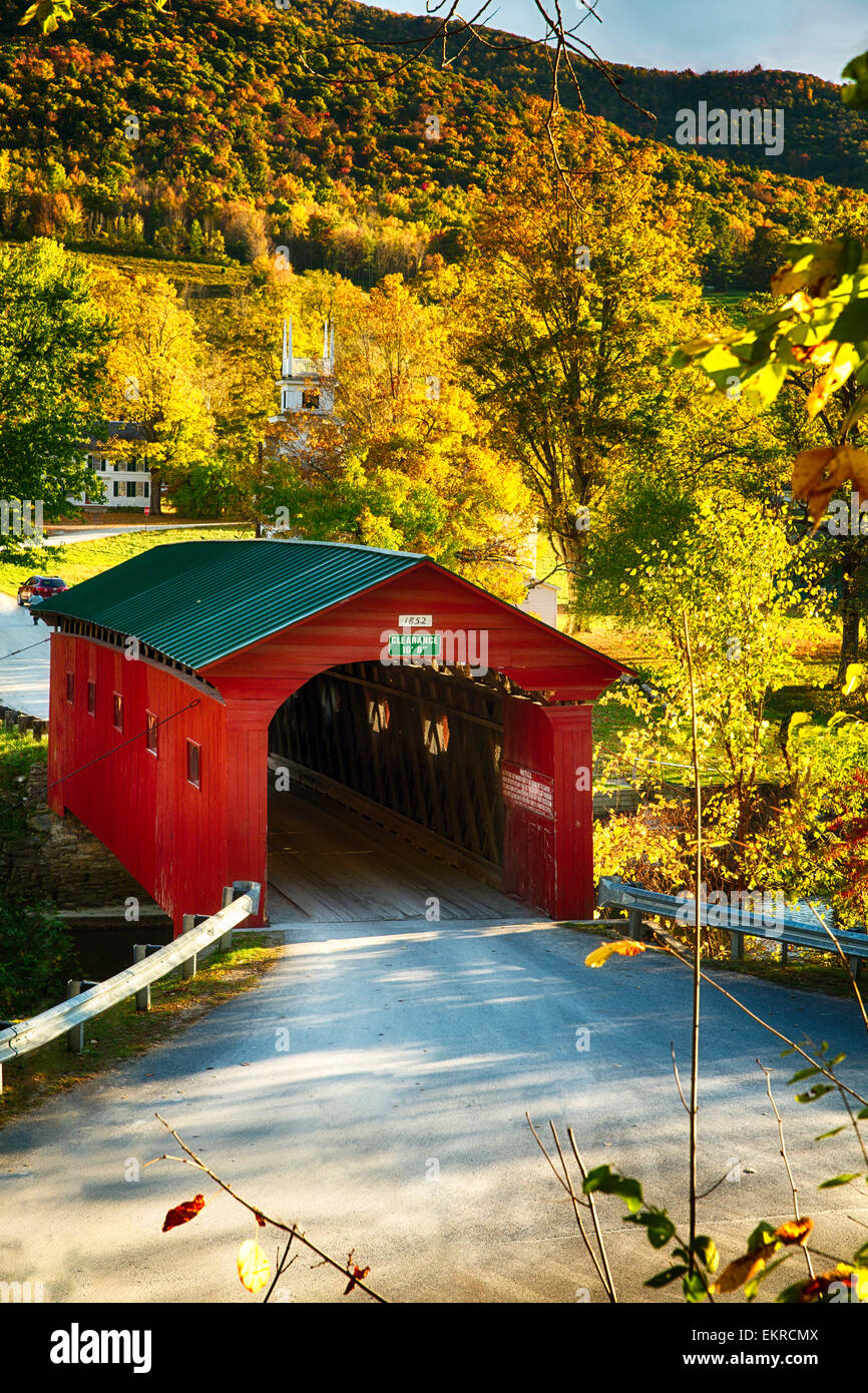 Un alto ángulo de visualización de un puente cubierto con un campanario en el fondo, al oeste del Condado de Arlington, Grafton, Vermont Foto de stock