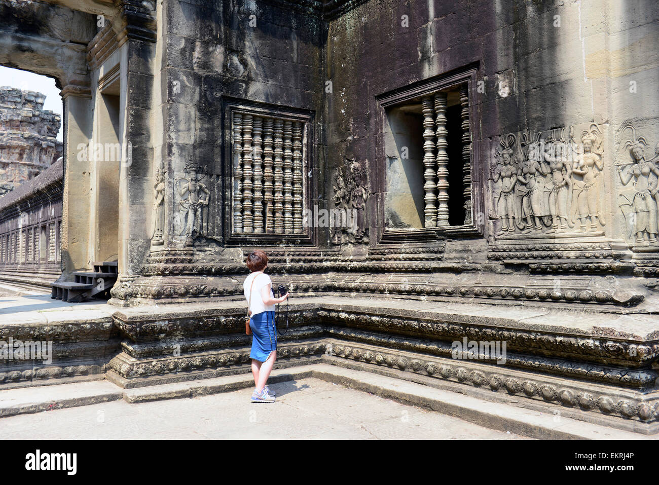Bailando Apsaras tallados en las paredes interiores del templo de Angkor Wat. Foto de stock