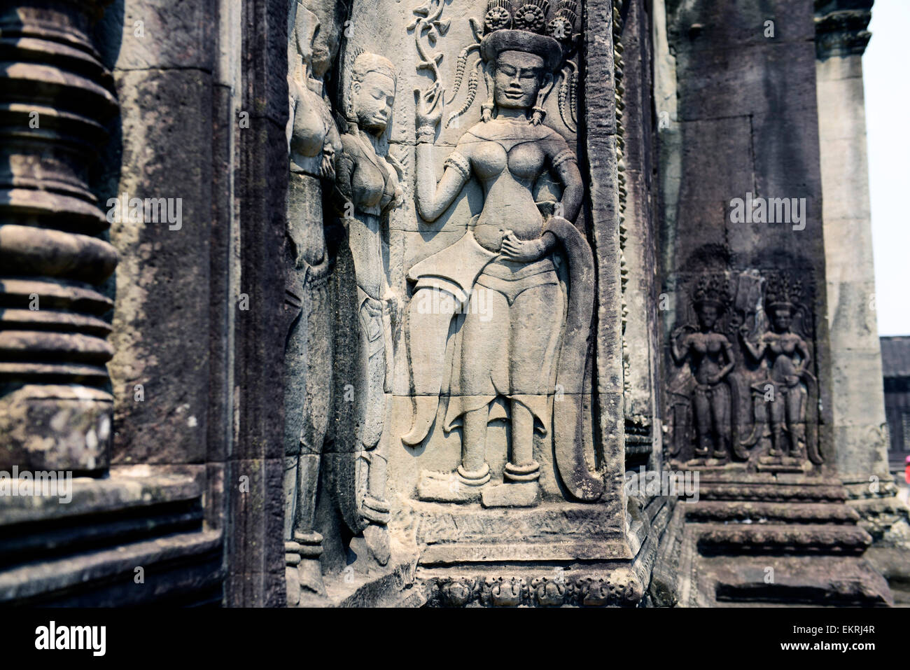 Bailando Apsaras tallados en las paredes interiores del templo de Angkor Wat. Foto de stock